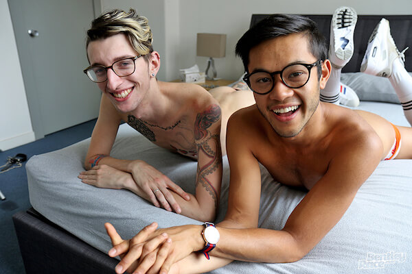 gay souriant